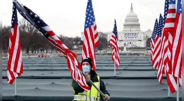 Conjunto levantado en memoria de los ciudadanos estadounidenses que han muerto por coronavirus, cerca del Capitolio de EE.UU. en Washington, el 18 de enero de 2021. Conjunto levantado en memoria de los ciudadanos estadounidenses que han muerto por coronavirus, cerca del Capitolio de EE.UU. en Washington, el 18 de enero de 2021.