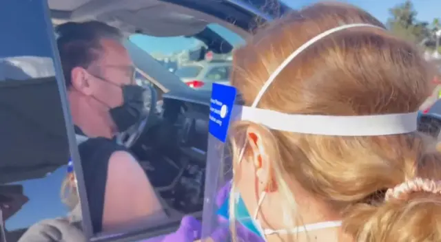 El actor Arnold Schwarzenegger recibió la vacuna contra el COVID-19.