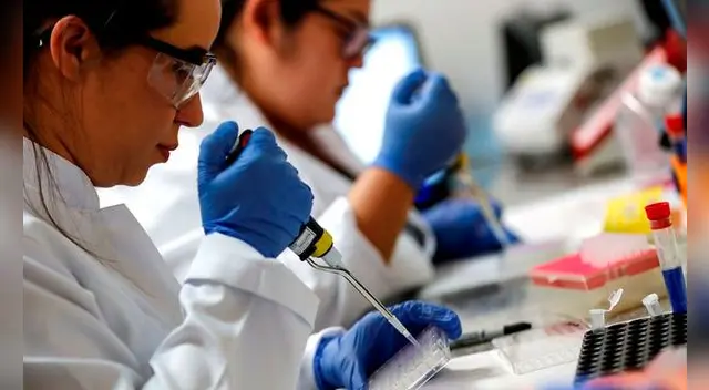 De acuerdo a especialistas, la cepa sudafricana es más transmisible.