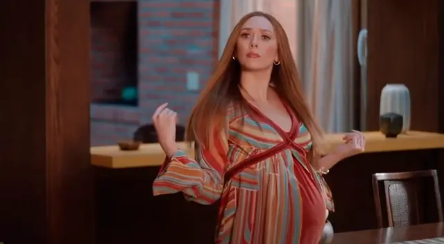 En el tercer capítulo de la serie de Marvel, wanda luce embarazada y tiene mellizos.