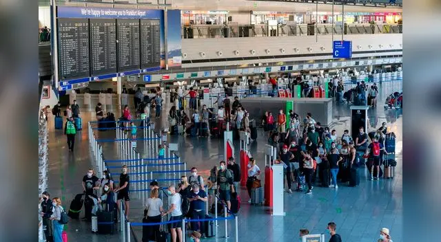 Terminal de salidas del aeropuerto internacional de Frankfurt, Alemania. Terminal de salidas del aeropuerto internacional de Frankfurt, Alemania.