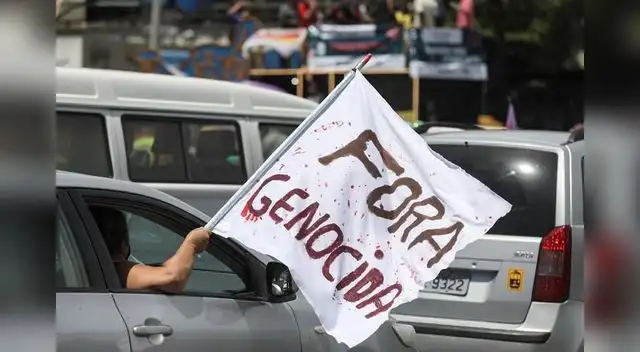 Los desfiles de vehículos llamando la atención con sus bocinas y portando banderas y carteles con mensajes contra Bolsonaro.