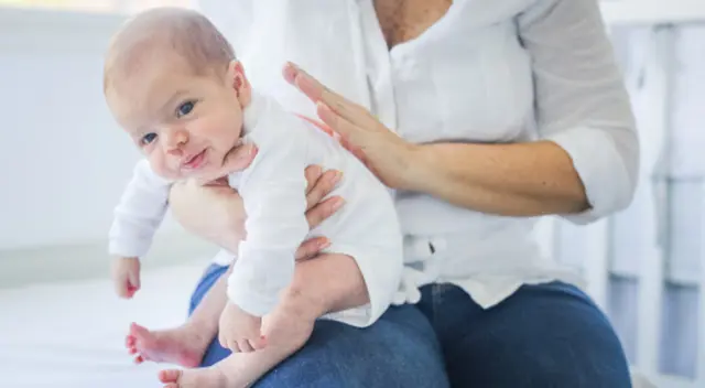 Sobre tu hombro o regazo son las mejores posiciones para recién nacidos.