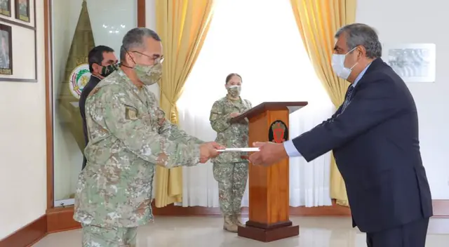 Grupo de funcionarios del GORE Callao recibe diploma.