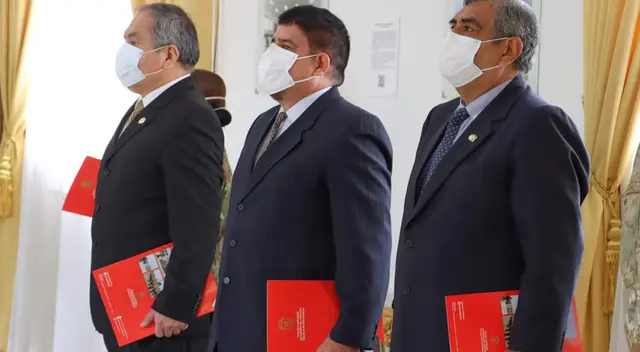 Grupo de funcionarios del GORE Callao recibe diploma.