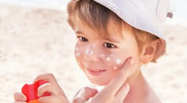 Si tu pequeño es menor de 6 meses evita el bloqueador a toda costa. Si tu pequeño es menor de 6 meses evita el bloqueador a toda costa.