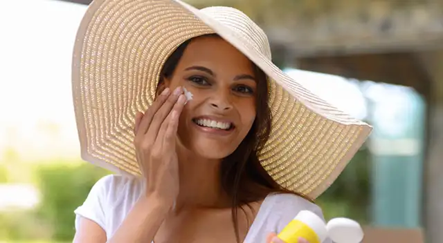 Procura usar sombreros de ala ancha al salir de casa para cubrirte del sol. Procura usar sombreros de ala ancha al salir de casa para cubrirte del sol.