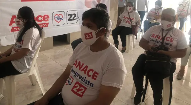 Simpatizantes de Somos Perú esperaron por horas a Martín Vizcarra, quien perdió su vuelo de Jauja a Lima. Simpatizantes de Somos Perú esperaron por horas a Martín Vizcarra, quien perdió su vuelo de Jauja a Lima.