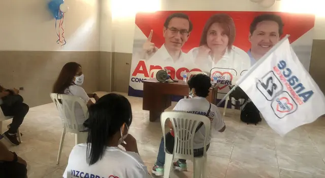 Simpatizantes de Somos Perú esperaron por horas a Martín Vizcarra, quien perdió su vuelo de Jauja a Lima. Simpatizantes de Somos Perú esperaron por horas a Martín Vizcarra, quien perdió su vuelo de Jauja a Lima.