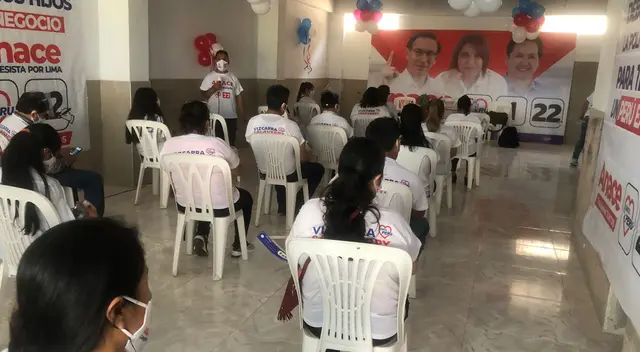 Simpatizantes de Somos Perú esperaron por horas a Martín Vizcarra, quien perdió su vuelo de Jauja a Lima. Simpatizantes de Somos Perú esperaron por horas a Martín Vizcarra, quien perdió su vuelo de Jauja a Lima.