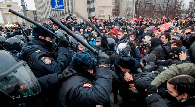 La policía también arrestó a Yulia Naválnaya, esposa del opositor. La policía también arrestó a Yulia Naválnaya, esposa del opositor.