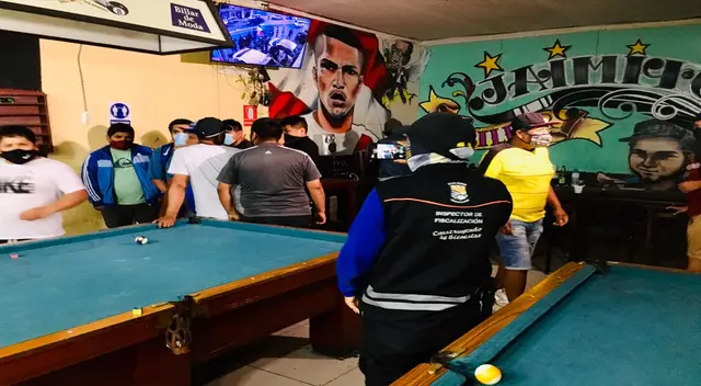 En el local se incautaron 14 cajas de cervezas. Los asistentes no respetaban el distanciamiento social. En el local se incautaron 14 cajas de cervezas. Los asistentes no respetaban el distanciamiento social.