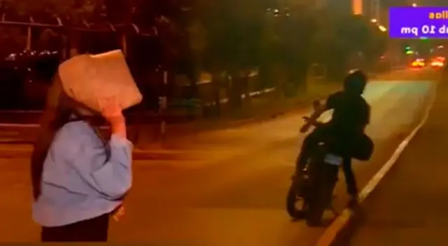 Pese a que el reportero le pidió al hombre que no deje a la mujer, este no quiso escuchar y huyó en el vehículo menor con dirección desconocida. Pese a que el reportero le pidió al hombre que no deje a la mujer, este no quiso escuchar y huyó en el vehículo menor con dirección desconocida.