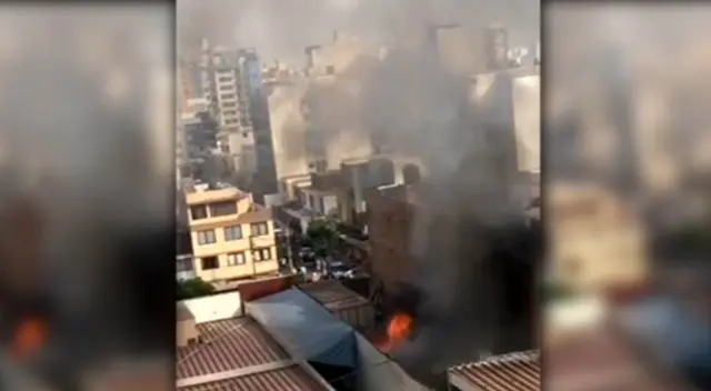 Más de 30 bomberos llegaron al lugar para apagar el incendio. Más de 30 bomberos llegaron al lugar para apagar el incendio.