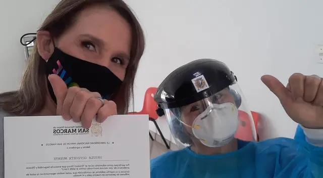 Laly Goyzueta muestra orgullosa su diploma tras participar en vacuna