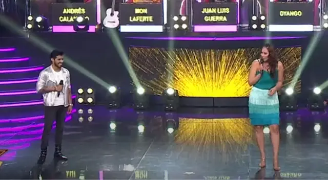 Karen Schwarz fue sorprendida con la presencia de Coco Merino, imitador de Ezio Oliva, quien cantó el tema “Calendario”, y la dejó boquiabierta por su parecido.