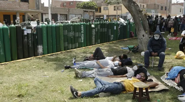 Familiares y amigos pernoctaron en el exterior de la empresa Criogas para esperar la recarga de su balón de gas.
