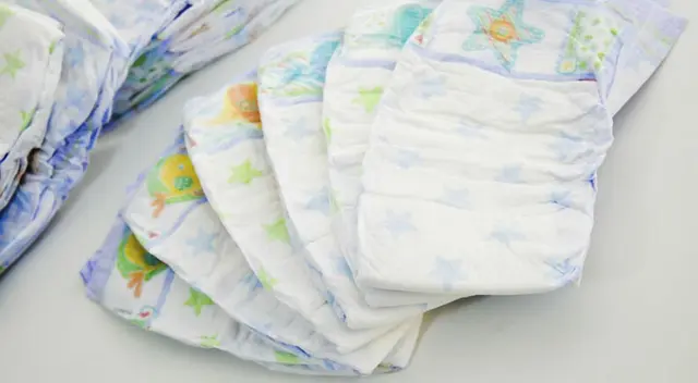 En casa usa pañales de tela y deja de lado los deshechables. En casa usa pañales de tela y deja de lado los deshechables.