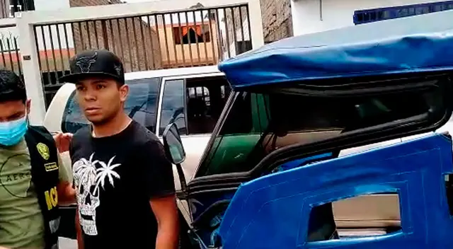 El migrante en plena intervención de la policía