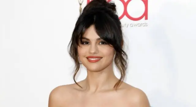 La primera producción de Selena Gómez completamente en español tendrá su lanzamiento este 12 de marzo. La primera producción de Selena Gómez completamente en español tendrá su lanzamiento este 12 de marzo.