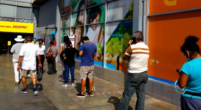 El supermercado Metro, del distrito de Breña, reportó largas colas desde la mañana. El supermercado Metro, del distrito de Breña, reportó largas colas desde la mañana.