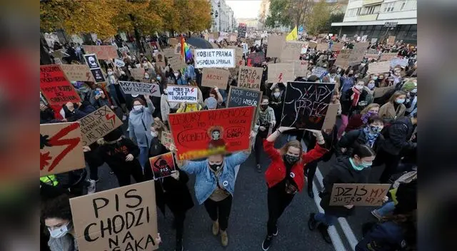 Una manifestación organizada por el movimiento Women's Strike de Polonia. Una manifestación organizada por el movimiento Women's Strike de Polonia.
