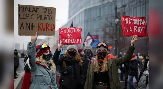 Manifestantes contra el fallo del Constitucional polaco que restringe el derecho al aborto se concentra en el centro de Varsovia. Manifestantes contra el fallo del Constitucional polaco que restringe el derecho al aborto se concentra en el centro de Varsovia.