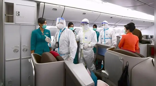 Según medios, antes de embarcarse en el vuelo, la mujer había tenido fiebre y acudido a un centro médico. Según medios, antes de embarcarse en el vuelo, la mujer había tenido fiebre y acudido a un centro médico.