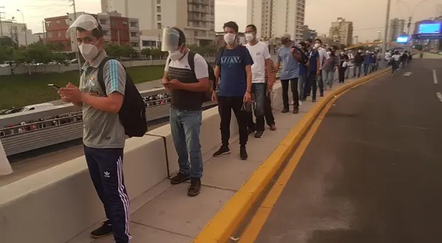 Ciudadanos esperan llegar a sus viviendas antes del toque de queda, el cual empieza a las 9 de la noche.