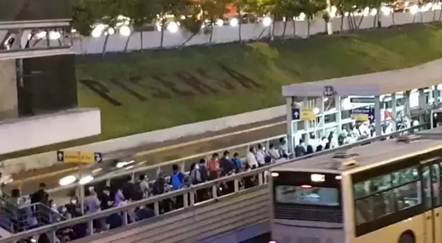 Ciudadanos esperan llegar a sus viviendas antes del toque de queda, el cual empieza a las 9 de la noche.