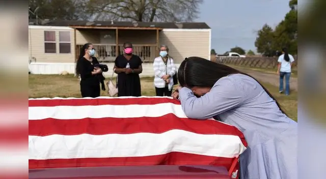 Una mujer llora la muerte de su marido en San Felipe, Texas.