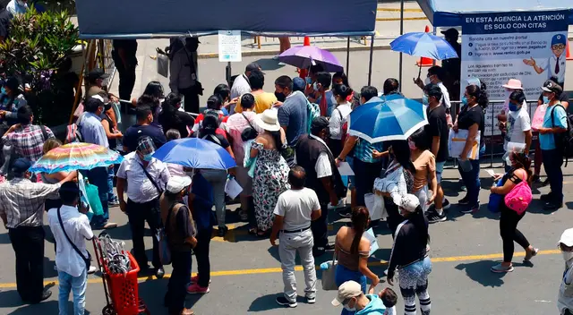 Decenas de personas se encuentran bajo el intenso sol y causando embotellamientos para realizar trámites o recojo del documento nacional de identidad (DNI). Decenas de personas se encuentran bajo el intenso sol y causando embotellamientos para realizar trámites o recojo del documento nacional de identidad (DNI).