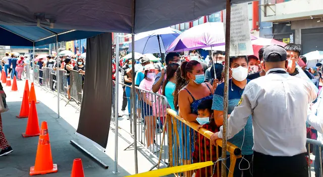 Decenas de personas se encuentran bajo el intenso sol y causando embotellamientos para realizar trámites o recojo del documento nacional de identidad (DNI). Decenas de personas se encuentran bajo el intenso sol y causando embotellamientos para realizar trámites o recojo del documento nacional de identidad (DNI).