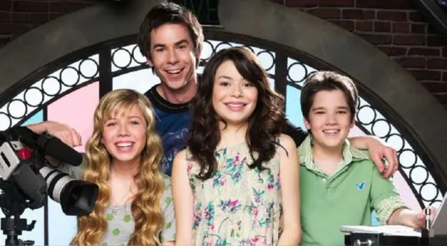 La recordada 'Carly', Miranda Cosgrove, publicó en su cuenta de Instagram la instantánea junto a 'Freddie' y 'Spencer'.