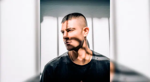 El novel cantante Emilio Jaime se hizo un arreglito en las orejas, por lo que ahora no se le ven tan grandes. El novel cantante Emilio Jaime se hizo un arreglito en las orejas, por lo que ahora no se le ven tan grandes.