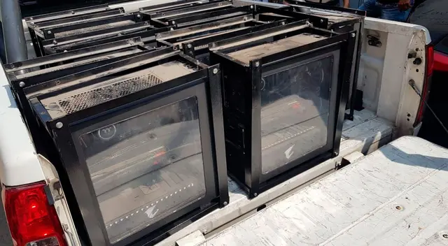 Los delincuentes contaban con un automóvil Station Wagon blanco y un auto gris que eran usados para desplazarse y cometer sus fechorías.