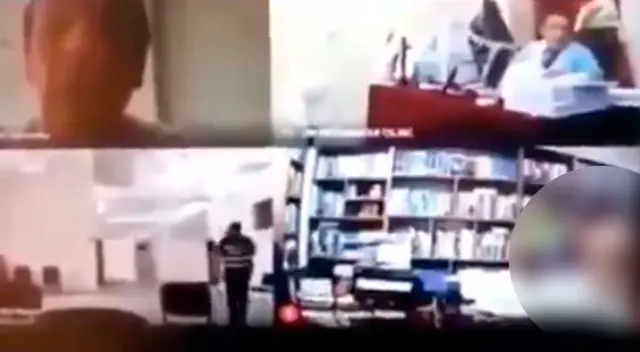 Se trataría del letrado Héctor Cipriano Paredes Robles, quien fue advertido por los magistrados, abogados y procesados que se encontraban presentes en plena audiencia virtual.