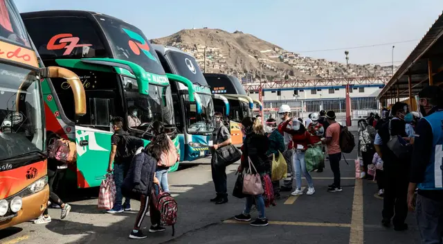 Desde el terminal de Yerbateros, en San Luis, cientos de personas continúan formando largas colas y aglomeraciones en las afueras de las agencias desde la noche de este último jueves para conseguir un pasaje de regreso a sus ciudades de origen. Desde el terminal de Yerbateros, en San Luis, cientos de personas continúan formando largas colas y aglomeraciones en las afueras de las agencias desde la noche de este último jueves para conseguir un pasaje de regreso a sus ciudades de origen.