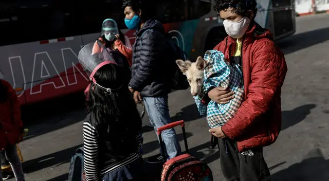 Desde el terminal de Yerbateros, en San Luis, cientos de personas continúan formando largas colas y aglomeraciones en las afueras de las agencias desde la noche de este último jueves para conseguir un pasaje de regreso a sus ciudades de origen. Desde el terminal de Yerbateros, en San Luis, cientos de personas continúan formando largas colas y aglomeraciones en las afueras de las agencias desde la noche de este último jueves para conseguir un pasaje de regreso a sus ciudades de origen.