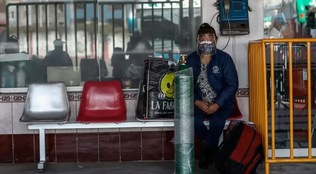 Desde el terminal de Yerbateros, en San Luis, cientos de personas continúan formando largas colas y aglomeraciones en las afueras de las agencias desde la noche de este último jueves para conseguir un pasaje de regreso a sus ciudades de origen. Desde el terminal de Yerbateros, en San Luis, cientos de personas continúan formando largas colas y aglomeraciones en las afueras de las agencias desde la noche de este último jueves para conseguir un pasaje de regreso a sus ciudades de origen.