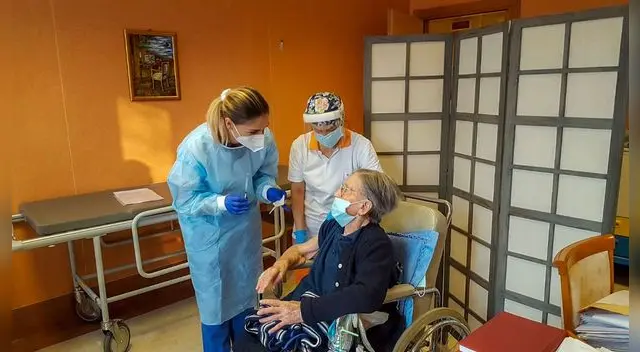 La gestión evalúa iniciar acciones legales contra las casas desarrolladoras de las vacunas.