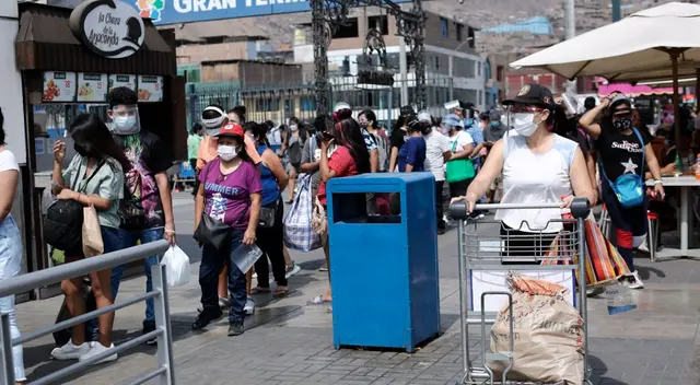 Cientos de personas aún buscan adquirir un boleto pasa salir de la capital antes del inicio de la cuarentena total en Lima.
