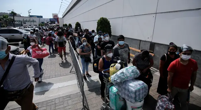 Desde la noche de este último jueves, cientos de personas esperan un bus interprovincial para salir de la capital a poco de iniciarse la cuarentena total por el rebrote del COVID-19.