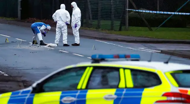 Los agentes forenses de la policía analizaron el extraño paquete.