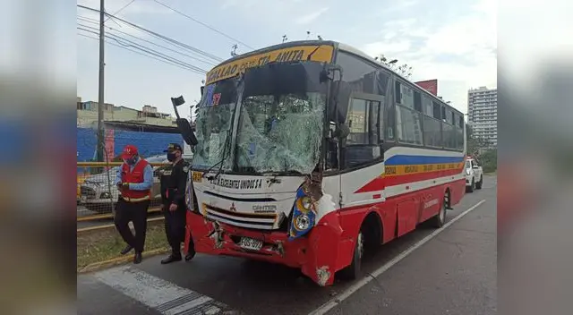 accidente entre bus de transporte  y camión de bomberos deja 10 heridos