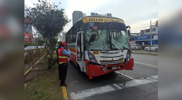 accidente entre bus de transporte  y camión de bomberos deja 10 heridos