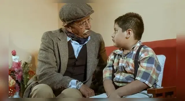 Reynaldo Arenas, tiene 76 años, y debutó en teatro infantil