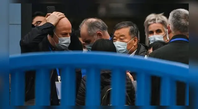 Expertos de la Organización Mundial de la Salud (OMS), que investigan el origen del coronavirus Covid-19, visitan el mercado mayorista cerrado de Wuhan.