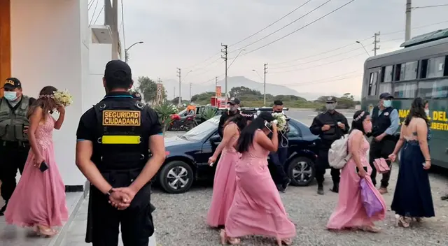 Todos los intervenidos fueron conducidos por los agentes del orden y trasladados hasta la dependencia policial en un ómnibus y patrulleros.