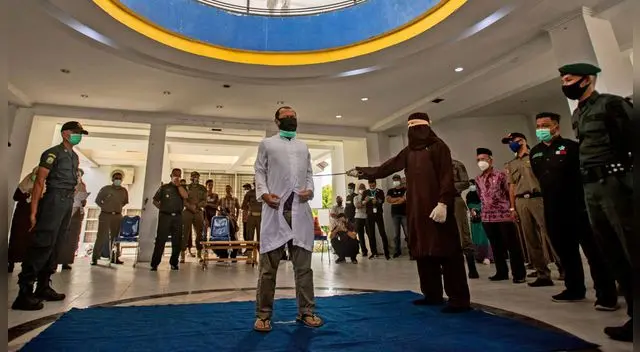 Los hombres de la conservadora provincia de Aceh en Indonesia fueron azotados públicamente.